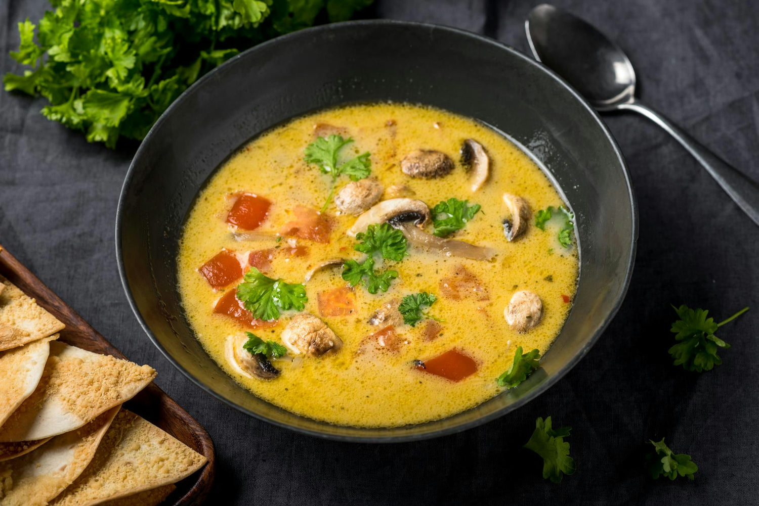 Taipärane tom kha parmesaniste tortiljakrõpsudega: Hero Image - Pos 1