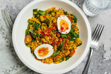 When serving, place the halved boiled **eggs **on top of the **rice dish** and sprinkle with **chili **(spicy!). Remove the **bay leaf**!

Enjoy!
