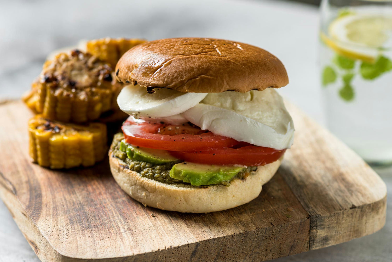 "Mozzarella-burger tomatite, pesto ja grillmaisiga": Hero Image - Pos 1