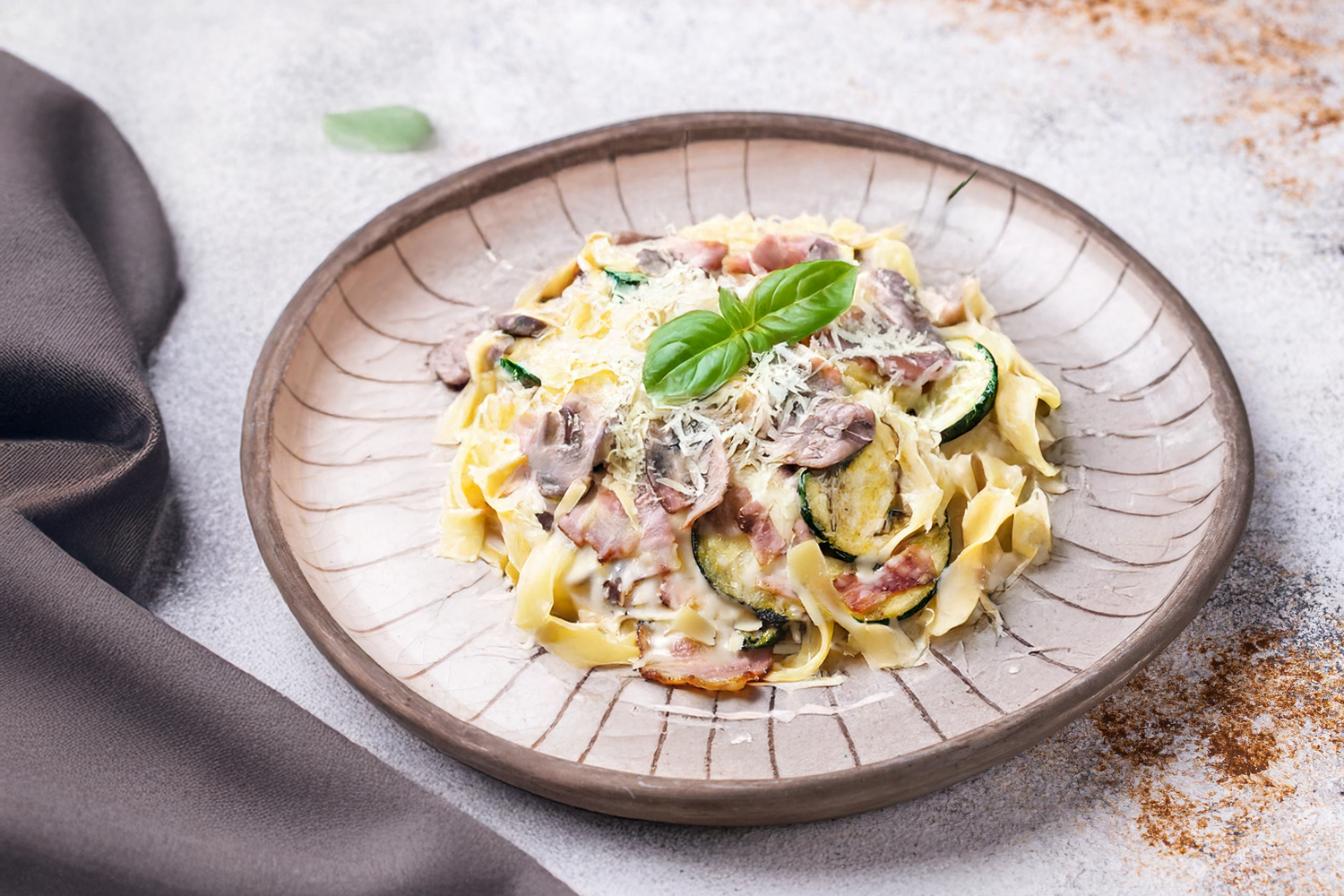 "Tagliatelle pasta krõbeda peekoni, seente ja suvikõrvitsaga": Hero Image - Pos 1