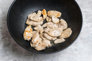 <p>Prae <strong> kanatükke </strong> keskmise kuumusega pannil <strong> 4-5 minutit </strong> mõlemalt poolt, kuni kana on küpsenud.</p>
