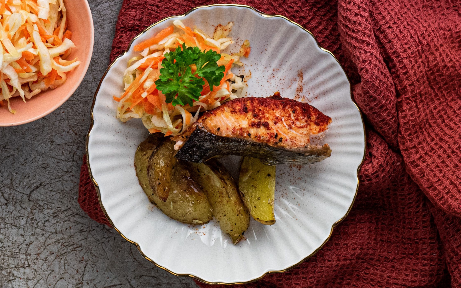 Röstitud BBQ-forell ahjukartulite ja kapsa- porgandisalatiga: Hero Image - Pos 1