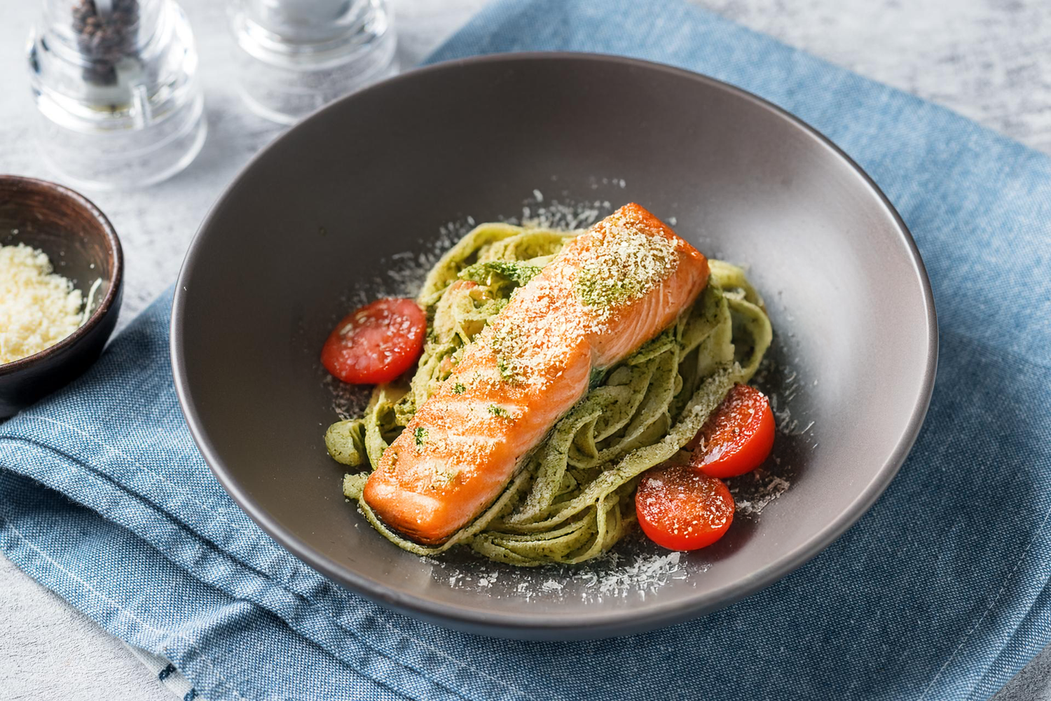 Pesto pasta ahjulõhe ja kirsstomatitega: Hero Image - Pos 1