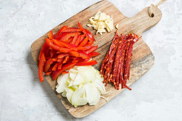 <p>Puhasta ning viiluta <strong> sibul, paprika, <em>chorizo </em> </strong> ja <strong> küüslauk </strong> ribadeks.</p>
