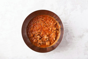 <p>Vahepeal kuumuta pannil <strong> oliiviõli </strong> ja prae keskmisel kuumusel hakitud <strong> sibul </strong> ja <strong> küüslauk </strong> , kuni <strong> sibul </strong> on muutunud klaasjaks. Seejärel lisa <strong> hakkliha </strong> ja prae, kuni <strong> liha </strong> hakkab pruunistuma. Kõige viimasena lisa segusse <strong> purustatud tomatid </strong> . Hauta segu, kuni vedelik on pea täielikult aurustunud. Maitsesta <strong> soola, pipra </strong> ja <strong> vahemere ürdiseguga. </strong> </p>
