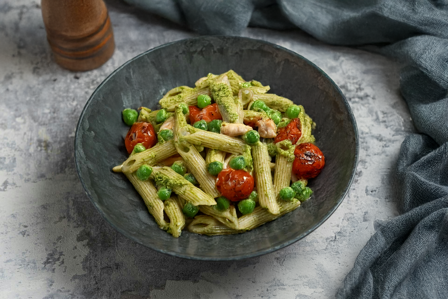 Kanapasta herneste ja röstitud kirsstomatitega pesto-toorjuustu kastmes: Hero Image - Pos 1