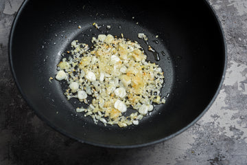 <p>Kuumuta pann ning lisa <strong> paar spl õli </strong> . Lisa <strong> sibul </strong> ning prae keskmisel kuumusel klaasjaks. Seejärel lisa <strong> küüslauk </strong> ning prae veel <strong> 1 minut </strong> .</p>
