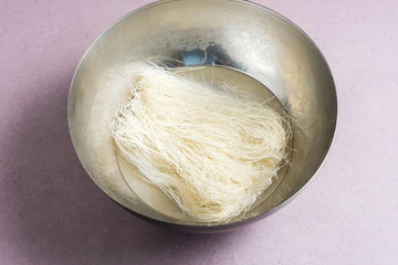 <p>Vala <strong> nuudlitele </strong> peale keev vesi ja lase <strong> 5 minutit </strong> tõmmata. Kurna <strong> nuudlid </strong> ja tõsta kõrvale.</p>
