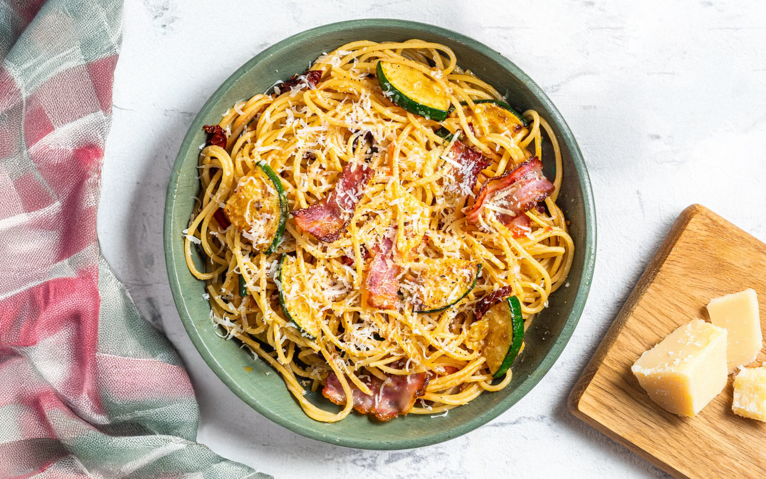 "Pasta peekoni, päikesekuivatatud tomatite ja suvikõrvitsaga": Hero Image - Pos 1