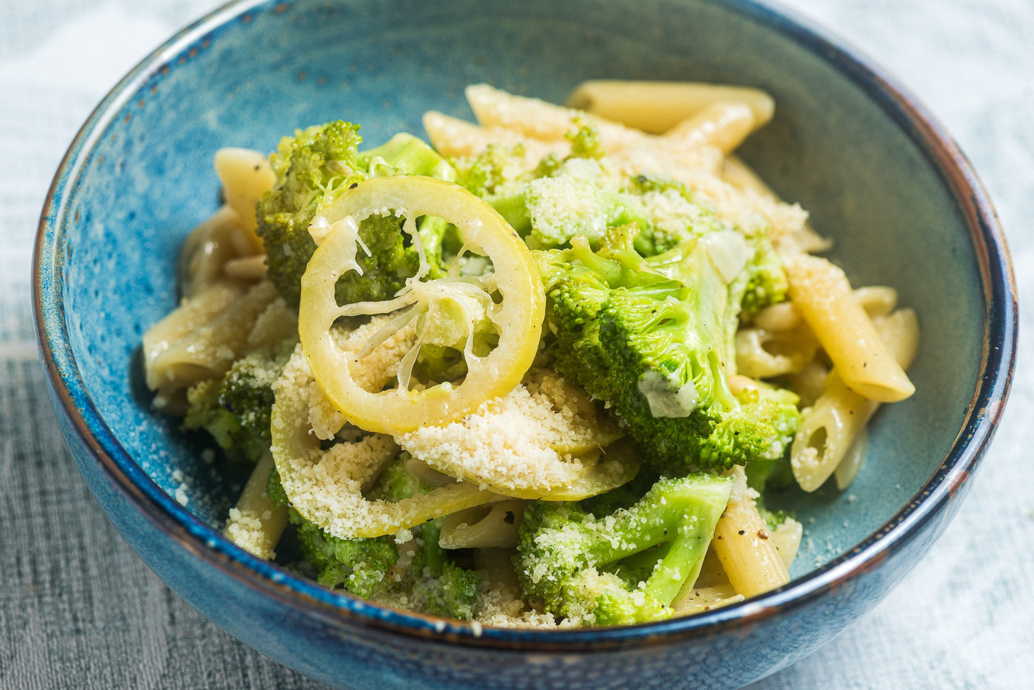 Tsitruseline pasta brokoli ja parmesaniga