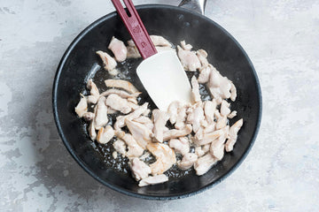 <p>Kuumuta pannil <strong> 1 spl </strong>  <strong> õli </strong> ja prae <strong> kanafileed 4-6 minutit </strong> . Lisa <strong> kohvikoor </strong> , <strong> mesi </strong> , <strong> sinep </strong> , <strong> sool </strong> ja <strong> pipar </strong> . Kuumuta keemiseni ja hauta <strong> 4-6 minutit </strong> .</p>
