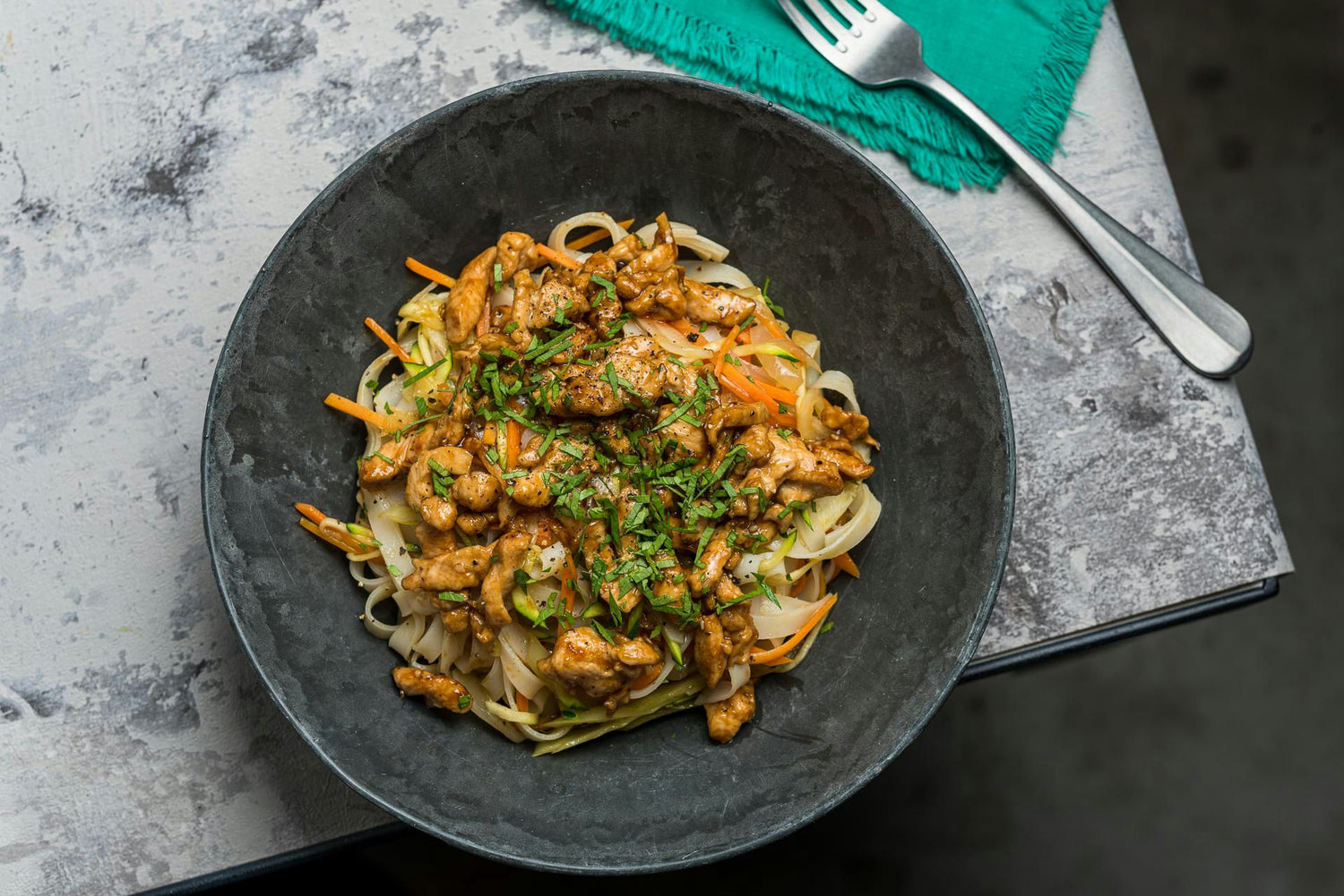 Seesamine teriyaki-kana sooja riisinuudlisalatiga: Hero Image - Pos 1