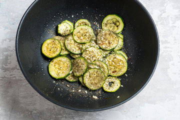 Slice the **zucchini** and brown in bacon fat. Add crushed **garlic cloves**, season with **basil, salt** and **pepper **and simmer until soft, but so that the zucchini remains crunchy.
