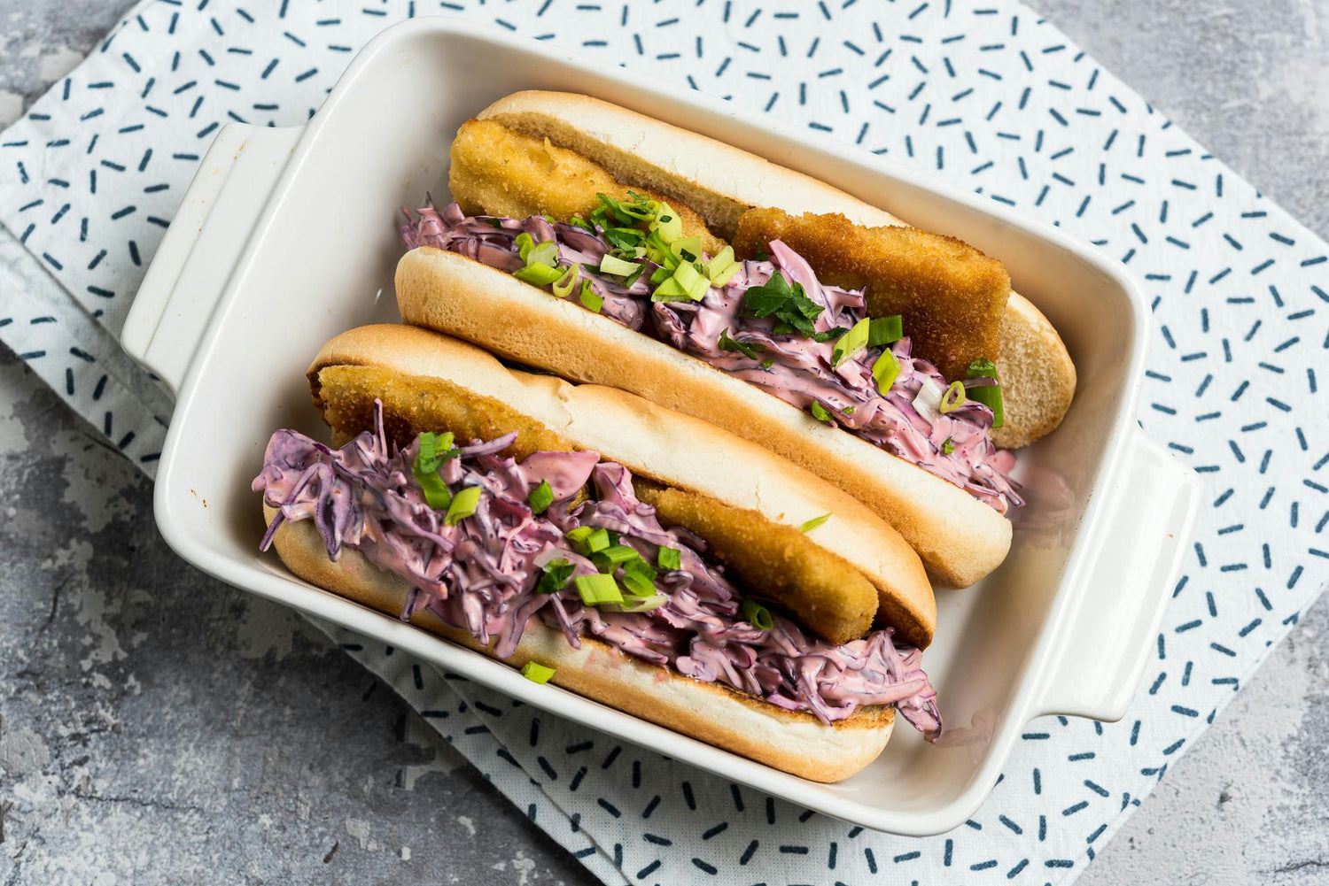 Vietnamipärased hot dogid paneeritud valge kala ja kapsasalatiga: Hero Image - Pos 1