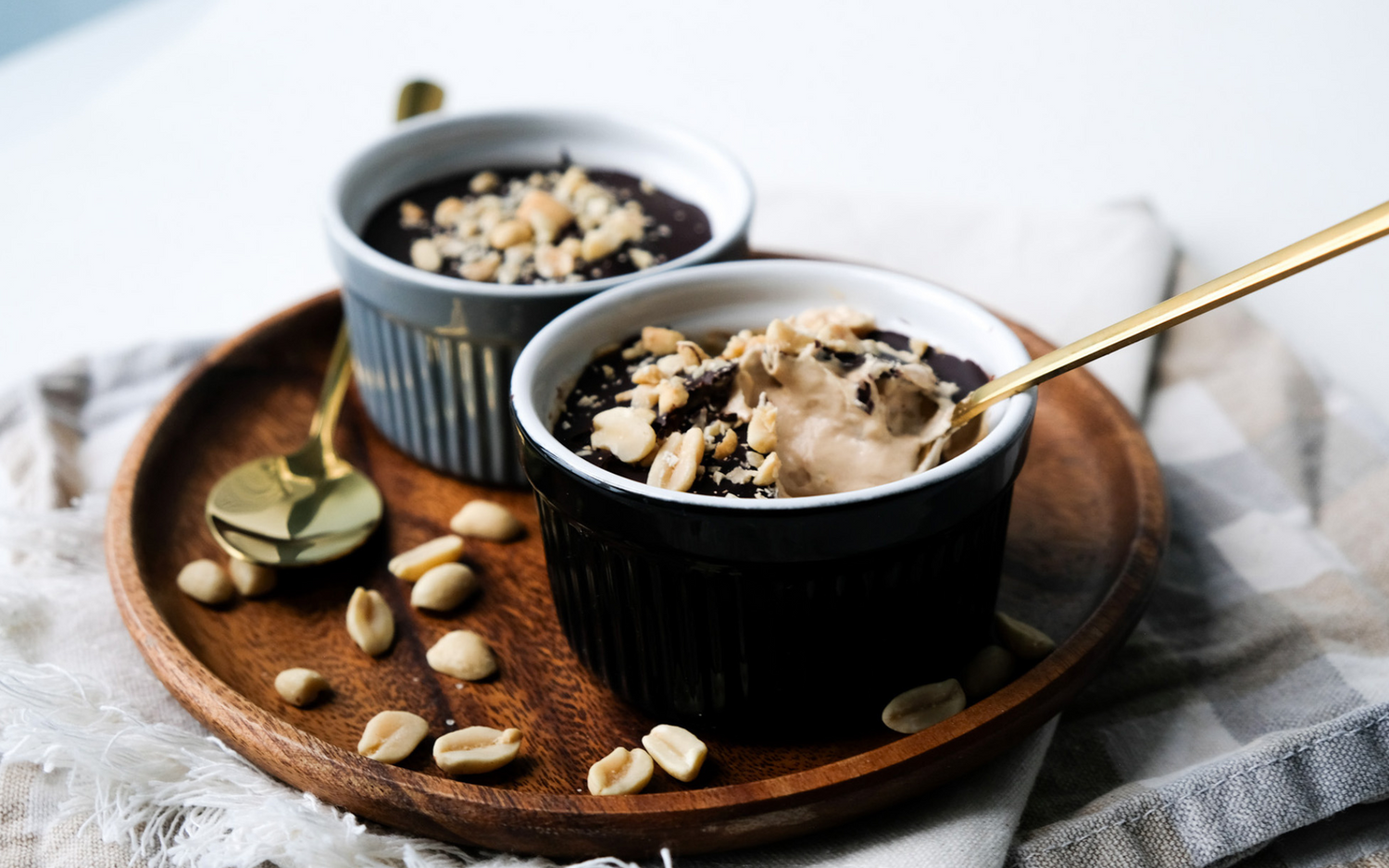 Jogurti-maapähklivõi magustoit šokolaadiglasuuri ja maapähklitega