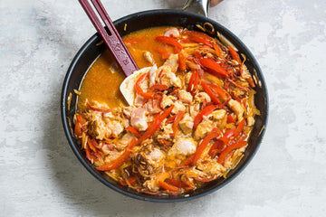 <p>Pane pannile <strong> sibul </strong> ning prae <strong> 2-3 minutit </strong> , kuni <strong> sibul </strong> on muutunud klaasjaks. Siis lisa <strong> paprika, küüslauk, <em>chorizo </em> </strong> ja <strong> cajun maitseainesegu </strong> (vürtsikas!). Kuumuta segu pidevalt segades <strong> 5 minutit </strong> .</p>
