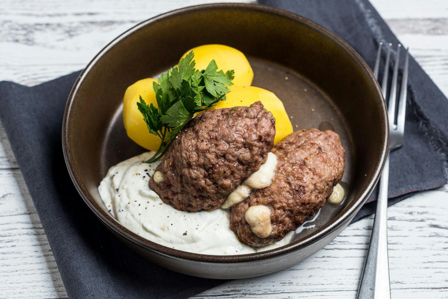 Mozzarella-täidisega hakkliharullid laimikastme ja keedetud kartulitega: Hero Image - Pos 1