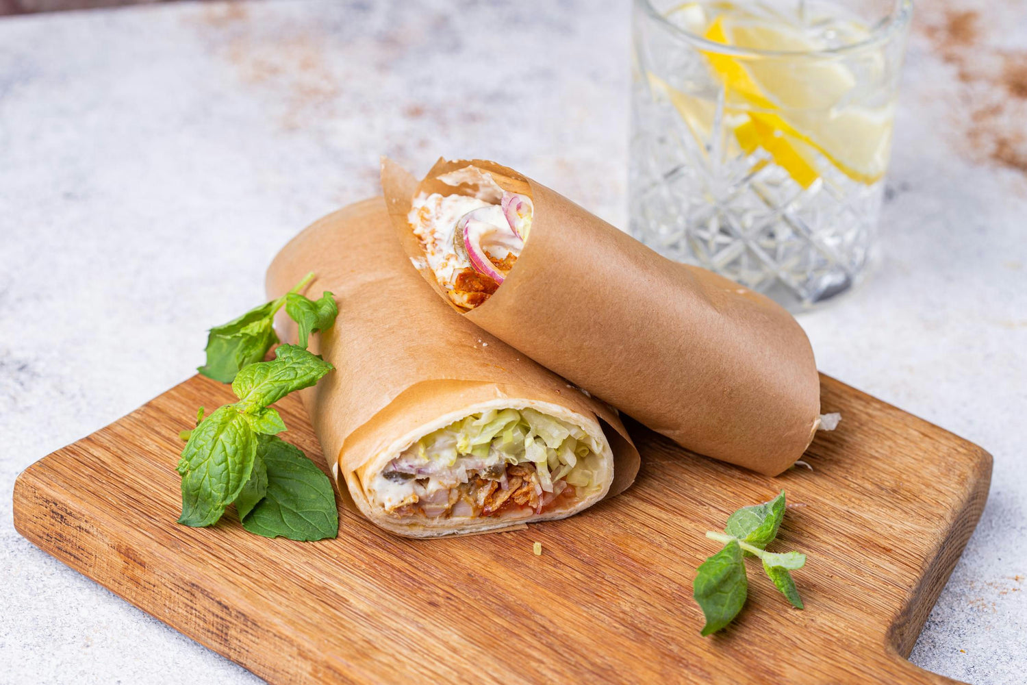 "Tortilja kanakebabi, jalapeno ja krõbeda sibulaga": Hero Image - Pos 1