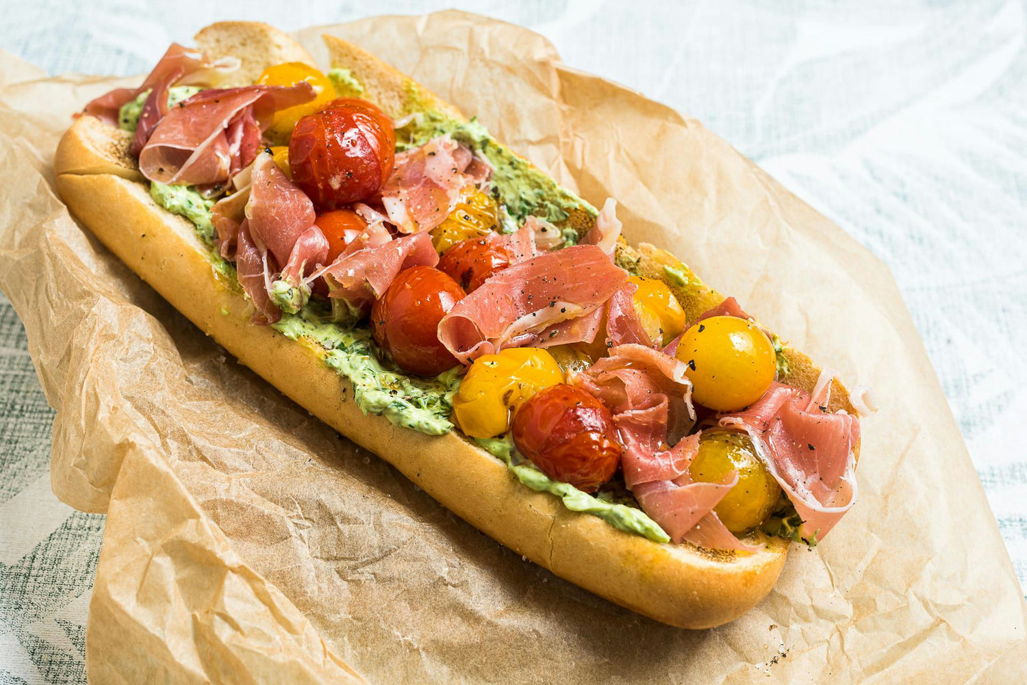 "Krõbe baguette ahjus röstitud tomatite, spinatikreemi ja toorsingiga": Hero Image - Pos 1