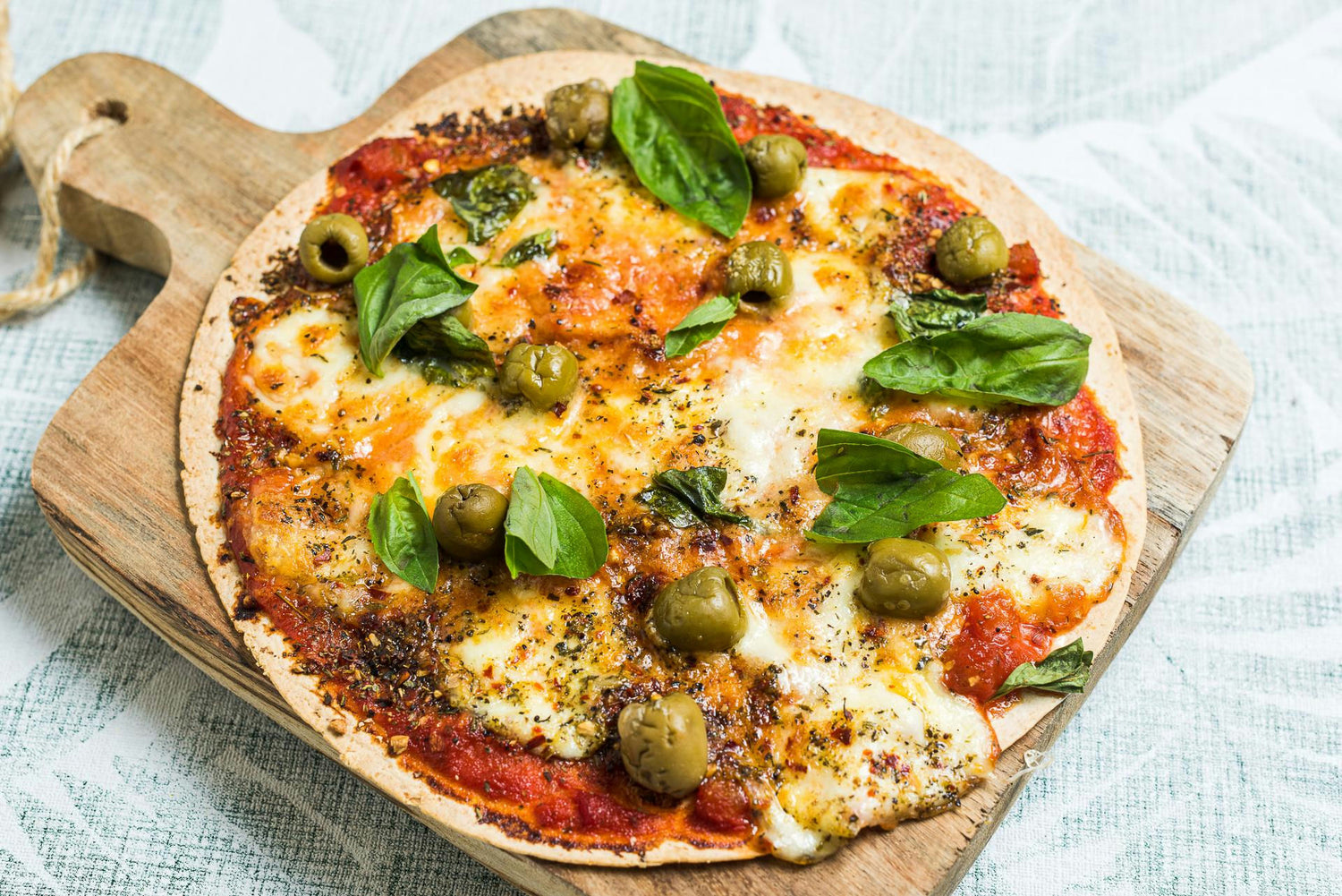 Tortiljapõhjal pitsa Margherita rohke juustu ja oliividega: Hero Image - Pos 1