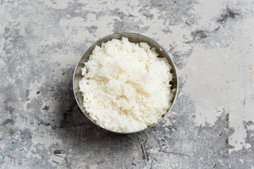 Boil **water **in a pot and season with **salt**. When the water is boiling, add the **bag of rice** and boil for **10-15 minutes**. Then strain.
