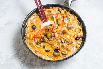 Pour coffee cream, about 100 ml of water and chicken broth into the pan and let the mixture boil for about 10 minutes on low heat. Season the mixture with salt and pepper if necessary.
