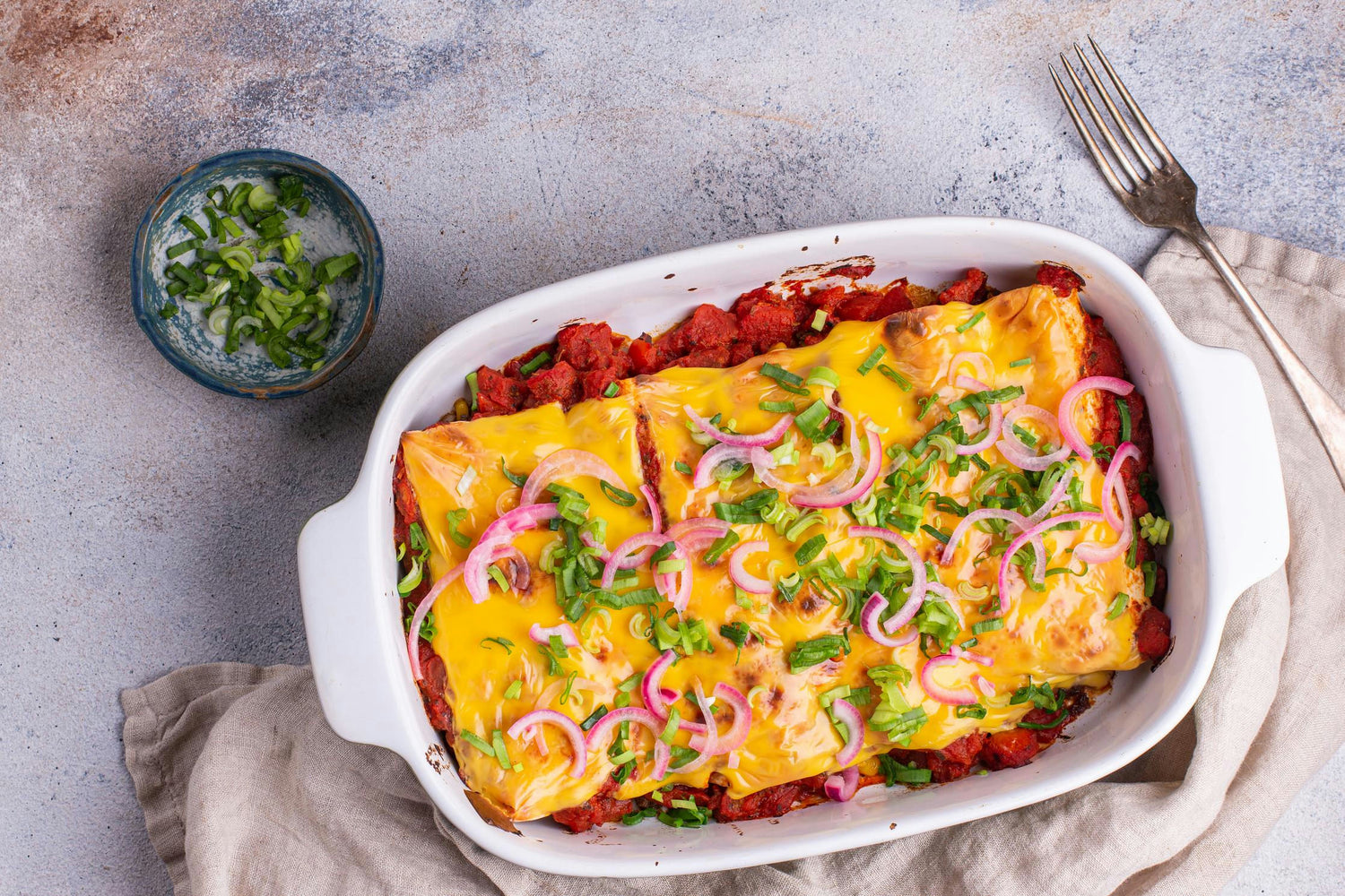 Veise enchiladad tomatikastme ja marineeritud sibulaga: Hero Image - Pos 1