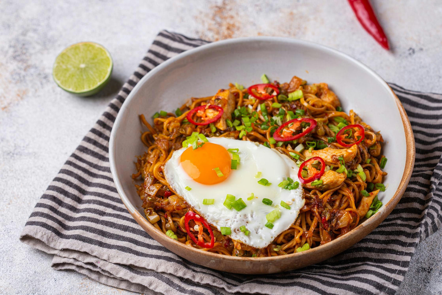 Indoneesiapärane mie goreng kanaga: Hero Image - Pos 1