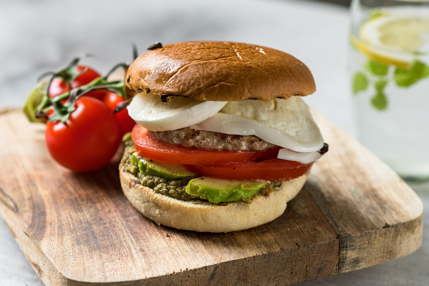 Veiseburger mozzarella ja rohelise pestoga: Hero Image - Pos 1
