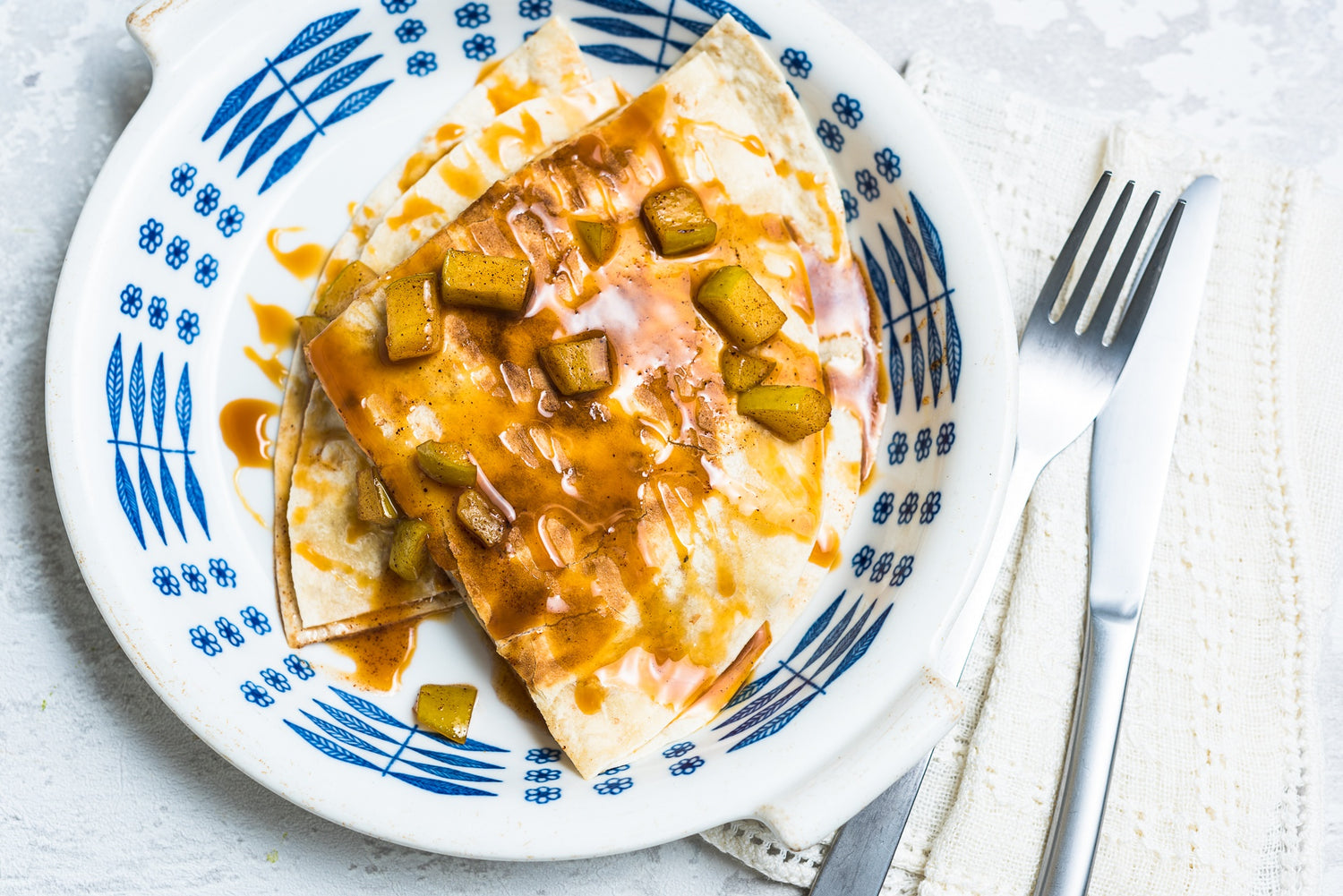 Magusad õuna-quesadilla'd karamellikastmega